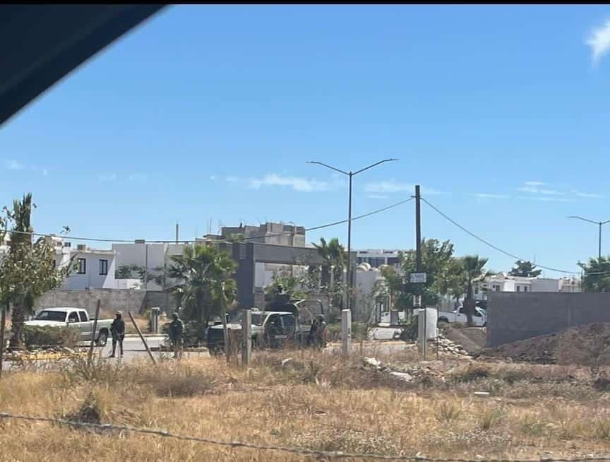 Militares realizan operativo en fraccionamiento al norte de Culiacán Militares realizan operativo en fraccionamiento al norte de Culiacán