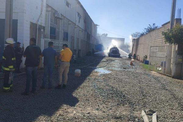 Se incendia pipa de diésel al interior de una congeladora por la carretera Culiacán-Navolato