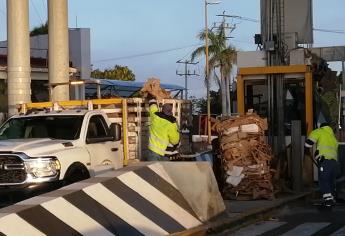 Tráiler cargado con cartón choca contra caseta de cobro de Costa Rica