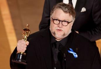Guillermo Del Toro: qué significa el moño azul que usó en los Oscar