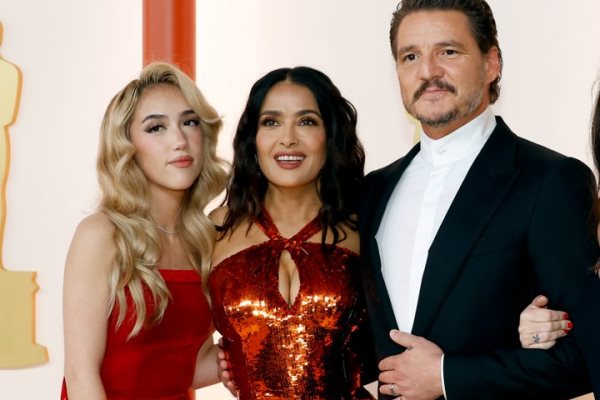 Salma Hayek “se cuela” para tomarse foto con Pedro Pascal | VIDEO