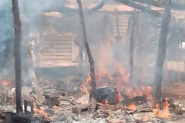 Fuego arrasa con una pequeña y humilde vivienda en Goros II; la familia se quedó sin nada