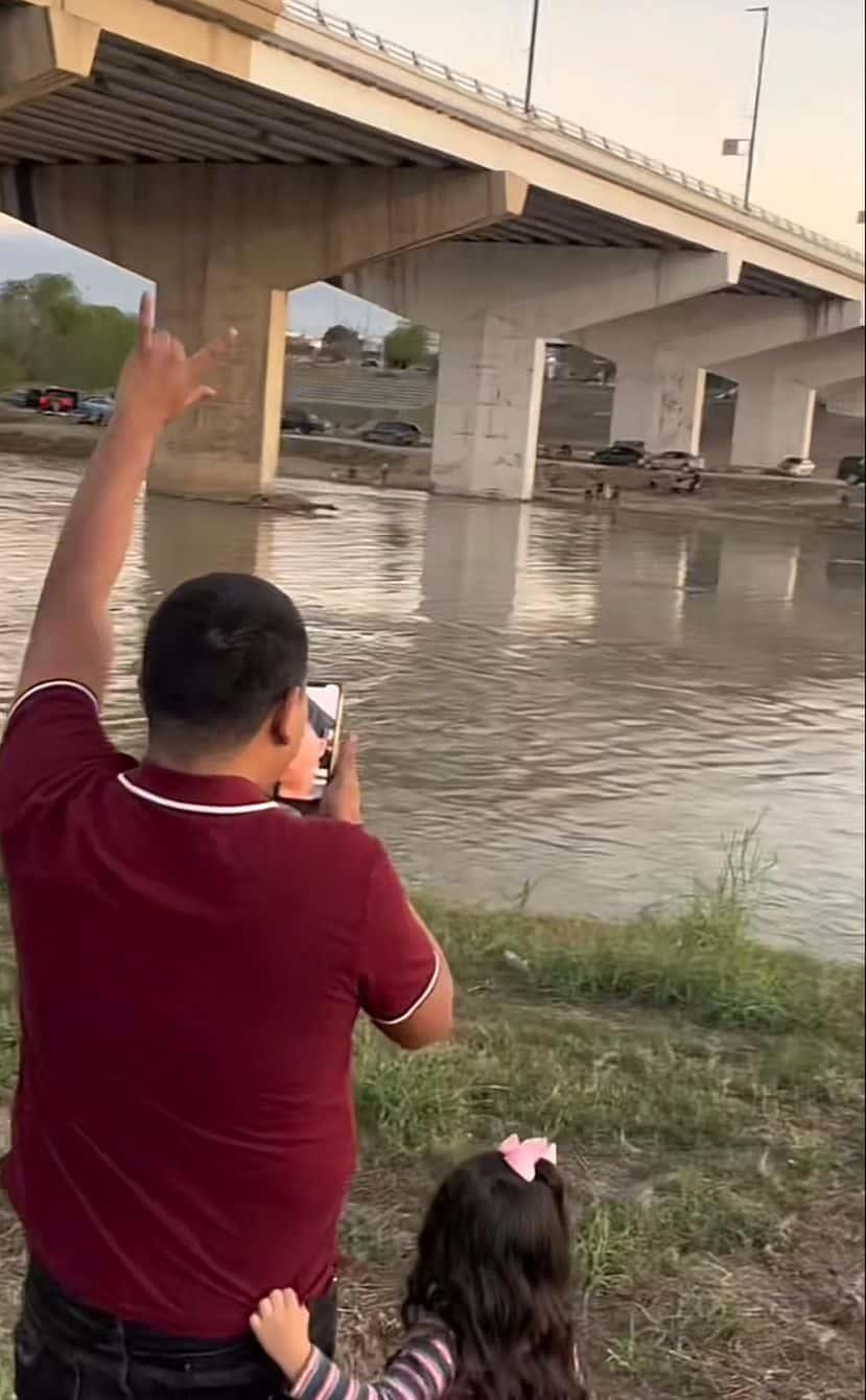 Familia se encuentra en el Río Bravo sin poder cruzar: “pronto estaremos juntos”