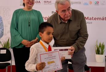 Rocha Moya premia a ganadores de la Olimpiada Estatal de Matemáticas