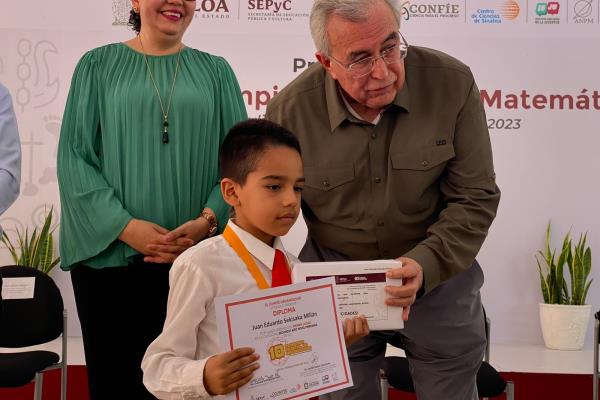 Rocha Moya premia a ganadores de la Olimpiada Estatal de Matemáticas