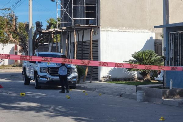 Balean dos viviendas en Los Mochis