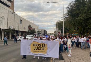 Marchan y exigen justicia para víctimas de acoso sexual por parte de sacerdotes, en Culiacán