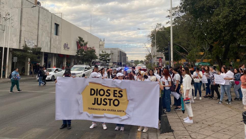 Marchan y exigen justicia para víctimas de acoso sexual por parte de sacerdotes, en Culiacán