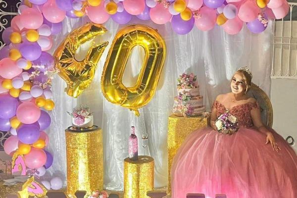 Mazatleca baila el vals de sus XV años a los 40