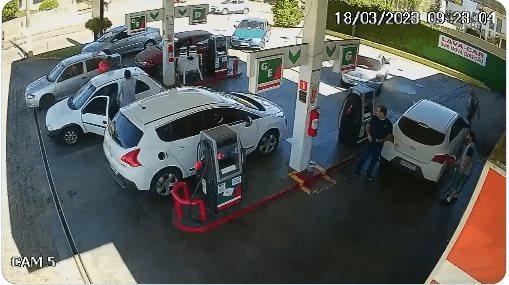 Trabajador de gasolinera rocía de combustible a cliente y le prende fuego | VIDEO