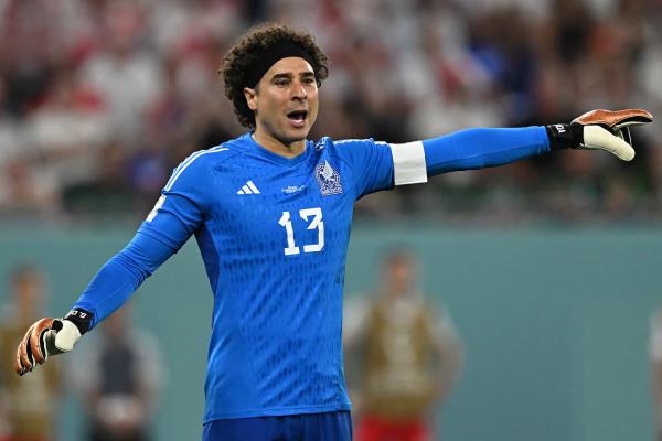 Memo Ochoa se llevo un gran susto; avión en el que viajaba aterriza de urgencia