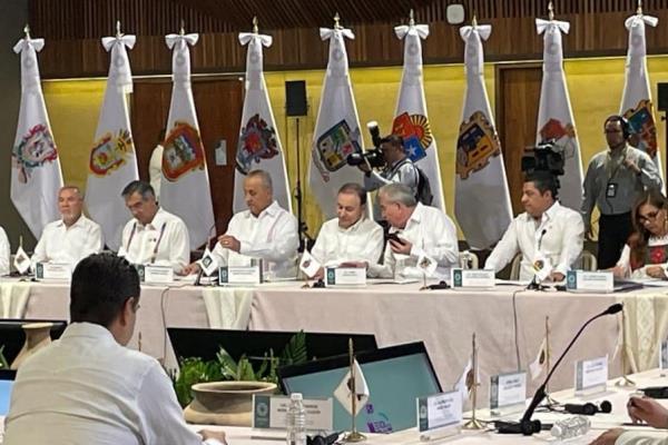 Rocha Moya se reúne con gobernadores en Oaxaca; asiste el embajador Ken Salazar