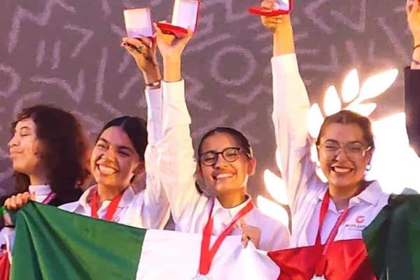 Jóvenes mazatlecas ganan concurso de ciencias llevado a cabo en África