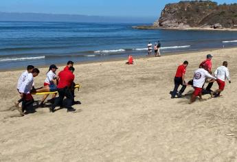 Simulan rescate de 12 turistas tras hundirse embarcación en playas de Mazatlán