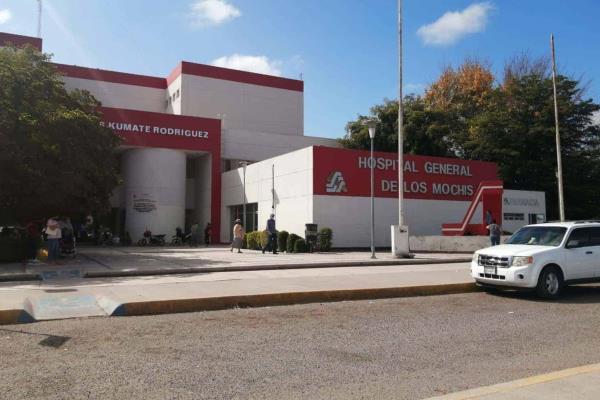 Padres de los menores hospitalizados esperan el alta en el Hospital General de Los Mochis
