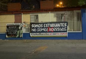«Somos estudiantes, no somos borregos #YoNoMarcho», aparecen más mantas en la UAS