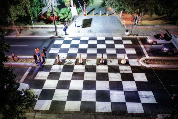 En Culiacán instalan piezas de ajedrez en el cruce peatonal de Paseo Niños Héroes y Morelos