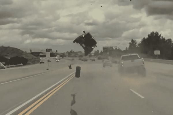 Autopilot de Tesla salva a conductor de chocar contra una llanta