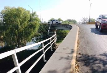 Caída de auto en puente de Malecón Viejo deja peligrosa estructura expuesta en Culiacán