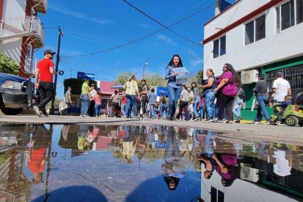 En Choix el agua huele a drenaje, se manifiestan pobladores