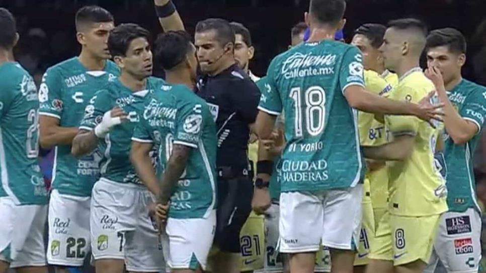 ¿Qué sanción recibirá el árbitro Fernando Hernández por agredir a jugador del León? ¿Qué sanción recibirá el árbitro Fernando Hernández por agredir a jugador del León?