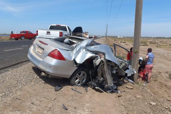 Se salvan de milagro, tres jóvenes graves en aparatoso accidente en Guasave 