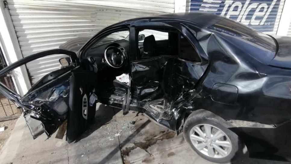 Choca contra camioneta y local comercial: queda herida, en Culiacán Choca contra camioneta y local comercial: queda herida, en Culiacán