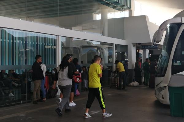 Turistas abarrotan Central de Autobuses de Mazatlán para llegadas y salidas