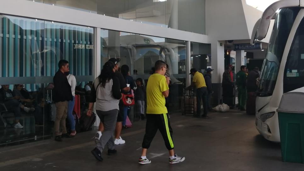 Turistas abarrotan Central de Autobuses de Mazatlán para llegadas y salidas