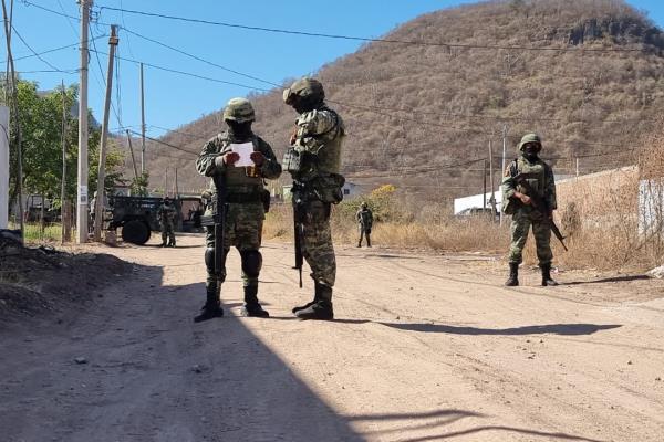 Ejército y Guardia Nacional mantienen sitiada la colonia Ampliación El Barrio, en Culiacán