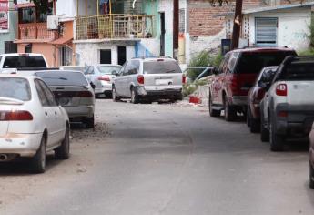 Carros bloquean paso en calles de Topolobampo, habitantes exigen intervención de tránsito