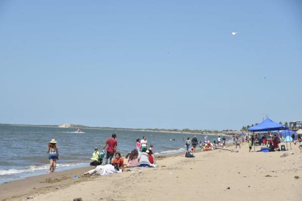 Vacacionistas disfrutan de las playas y áreas recreativas de Ahome