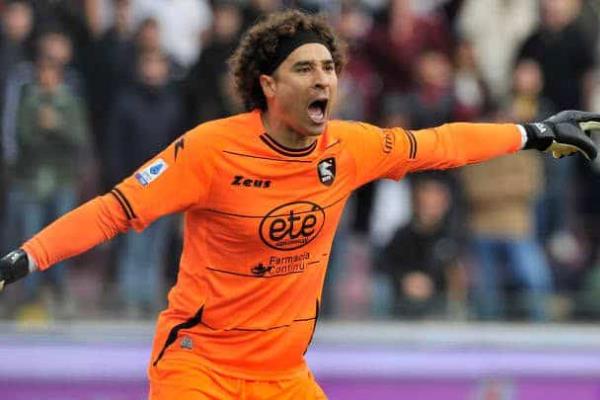 La increíble atajada de Guillermo Ochoa que le está dando la vuelta al mundo | VIDEO