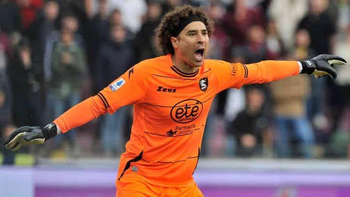 La increíble atajada de Guillermo Ochoa que le está dando la vuelta al mundo | VIDEO