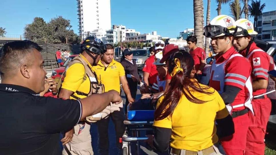 Familia choca contra palmeras en Mazatlán