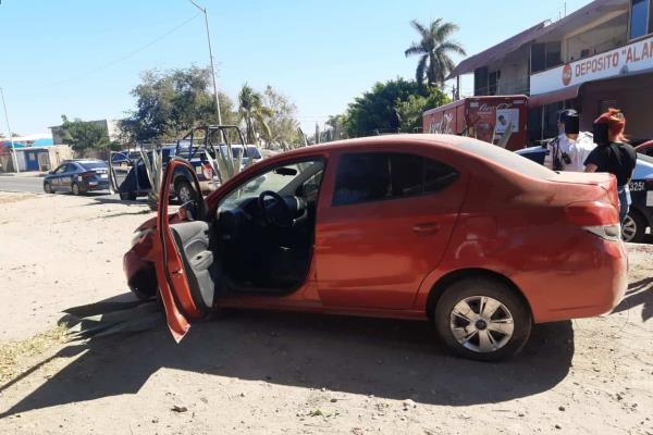 Persiguen a dos mujeres borrachas en Los Mochis, chocan contra patrulla y agreden a policías