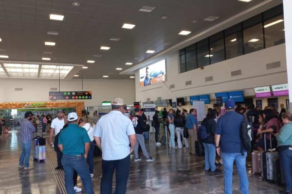 Sin dinero y comida, pasajeros de Volaris se quedan varados en Los Mochis
