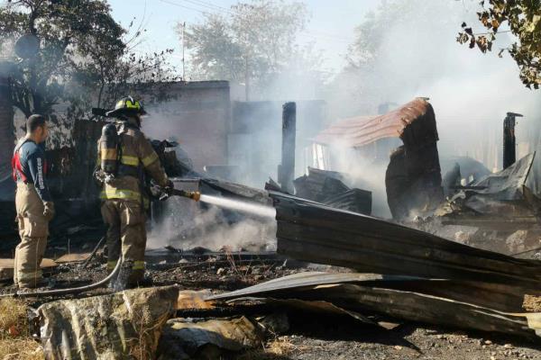 Salió al campo a trabajar y lo pierde todo en un incendio