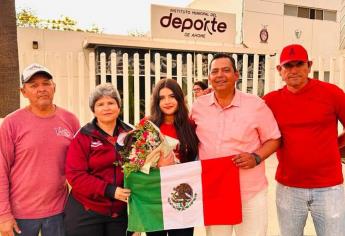 Reciben a la ahomense Analy Uriarte con banda tras conseguir boleto al Mundial de Softbol en Tokio