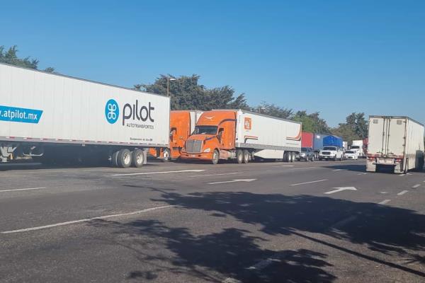 Cierran las plumas y retiran conductores por accidente en la Maxipista