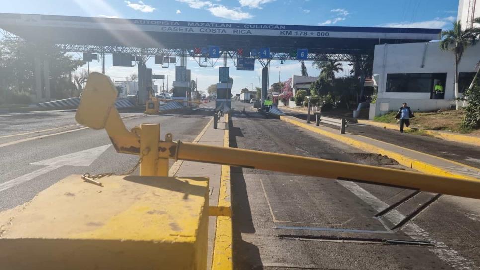 Se voltea una pipa de combustible y cierran la caseta de Costa Rica