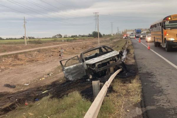 Completamente calcinado termina un vehículo tras chocar en Juan José Ríos, Guasave