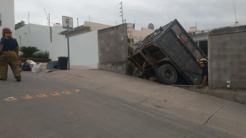 Camioneta termina dentro de un domicilio en Culiacán tras botarse en cambio.