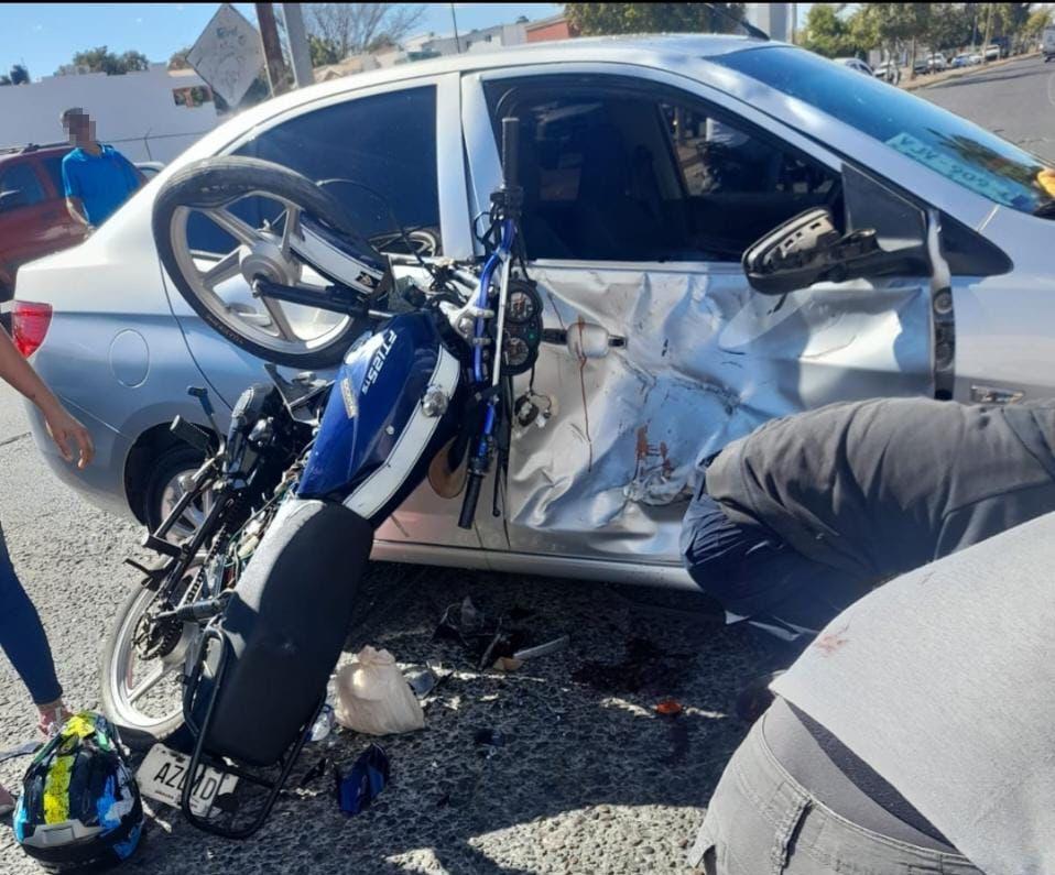 Motociclista termina herido de gravedad tras chocar contra un automóvil en Mazatlán
