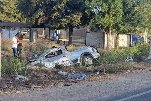 Camioneta cae a un dren tras salirse del camino en Costa Rica