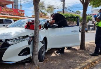 Joven pierde el conocimiento mientras conducía y se impacta contra un árbol en Los Mochis