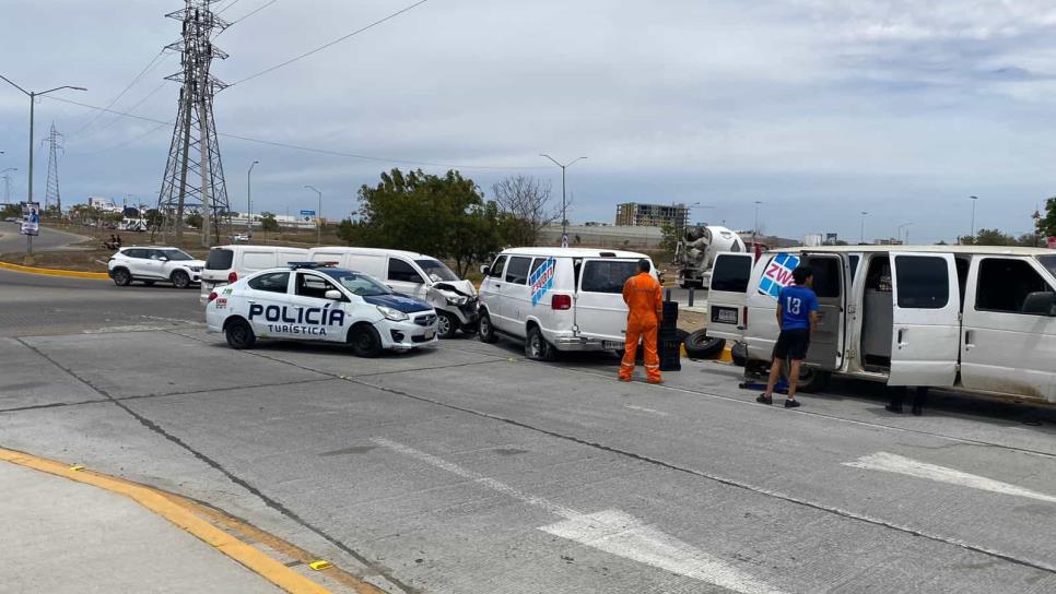 «Estrenan» la avenida Delfín: camioneta se pasa el alto y alcanza a otra que repartía embutidos