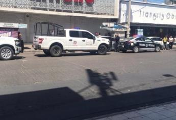 Colapsa techo de una tienda en el Centro de Los Mochis