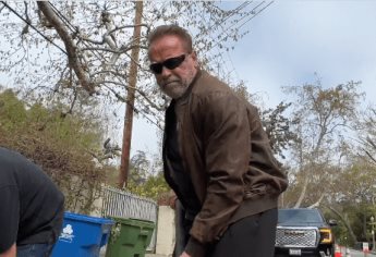 Arnold Schwarzenegger toma la iniciativa y repara bache en su barrio | VIDEO