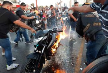 En pleno desfile de «bikers», se incendia motocicleta en el Malecón de Mazatlán